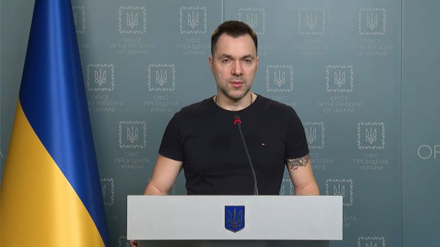 РФ морально готує людей до здачі півострова – Арестович про “територіальні суперечки” по Криму