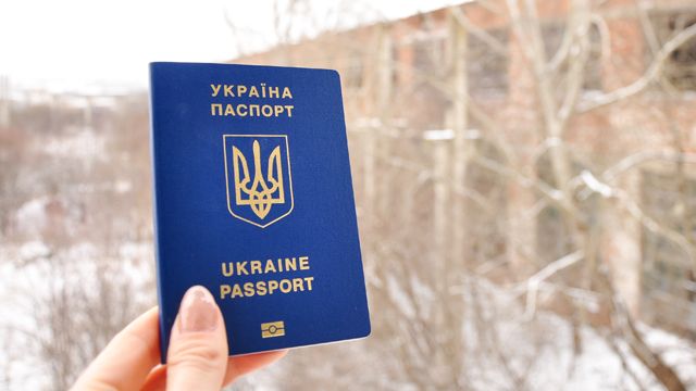 Забирают украинские паспорта: Павел Кириленко о вывозе мариупольцев в Россию