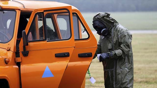 чоловік у захисному костюмі