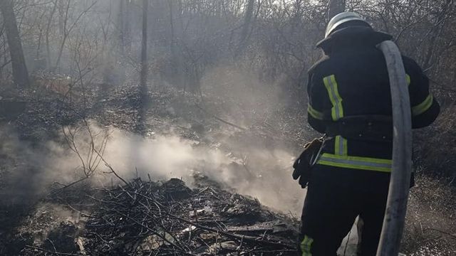 У Київській області російські військові обстріляли нафтобазу в Калинівці 24 березня 2022
