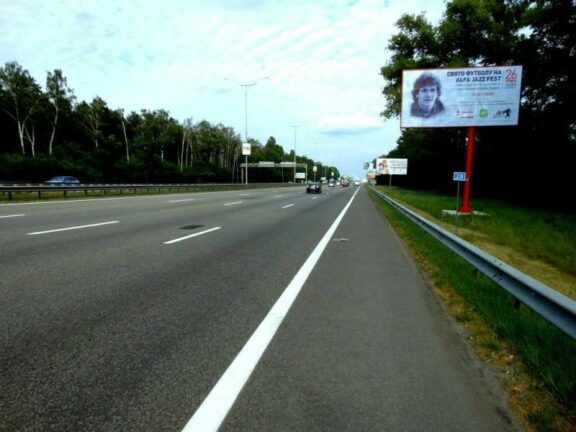 Автодор демонтує незаконні рекламні щити: підуть на їжаки та барикади
