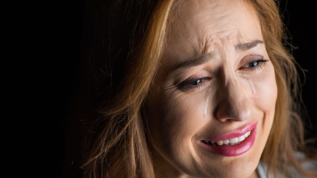 женщина плачет