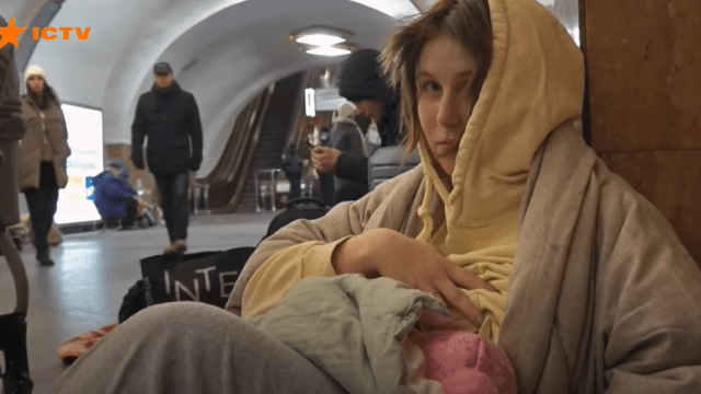 Київська Мадонна: фото жінки з дитиною у метро надихнуло художників у всьому світі