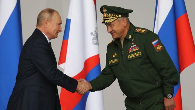 Уровень напряжения растет: что произошло между Путиным и Шойгу