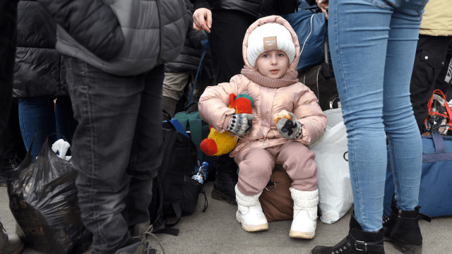 Попри війну: тисячі українських біженців повертаються додому з різних причин