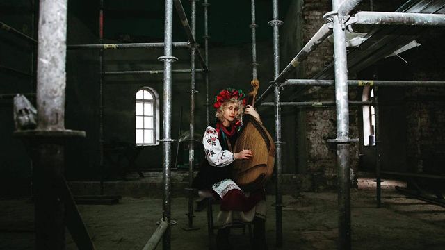 Батька били, у матері двічі зупинялося серце: історія 17-річної бандуристки з Маріуполя