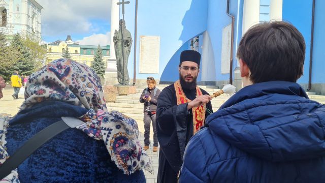 Сине-желтые украшения на пасках: как происходит освящение корзин на Пасху в Киеве