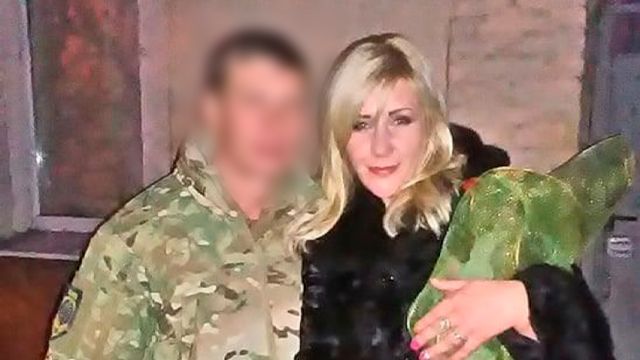 Я просто пишу йому повідомлення, сподіваючись, що вони до нього колись дійдуть – дружина азовця Фото 1 Жінки бійців Азова вірять, що їхні чоловіки живі та сподіваються на те, що їх врятують Фото 1