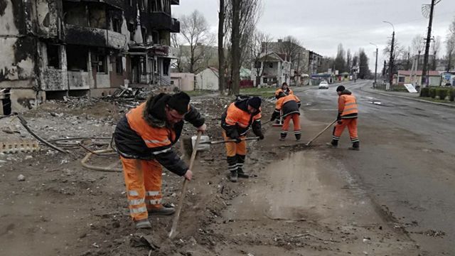 Розчищають дороги і повертають комунікації: як відновлюють звільнені регіони