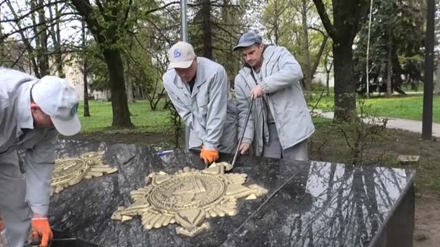 демонтаж радянської символіки у Луцьку