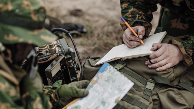 ”Хочу вирізати свастику на їхніх тілах”: СБУ оприлюднила розмову окупанта з матір’ю