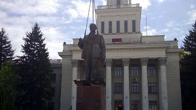Російські окупанти “відновили” пам’ятник Леніну у Новій Каховці