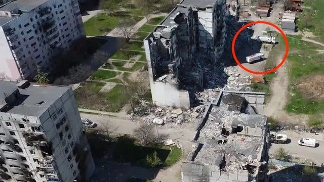 Оккупанты из Мариуполя вывозят тела фурами, которыми завозят гуманитарку