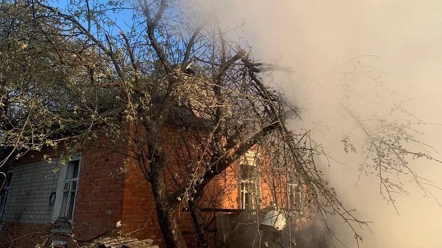 На Харківщині ворожі обстріли знищили хату 97-річного ветерана