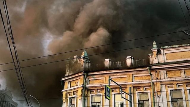 В России в Иркутске пожар – горит дом и театр юного зрителя