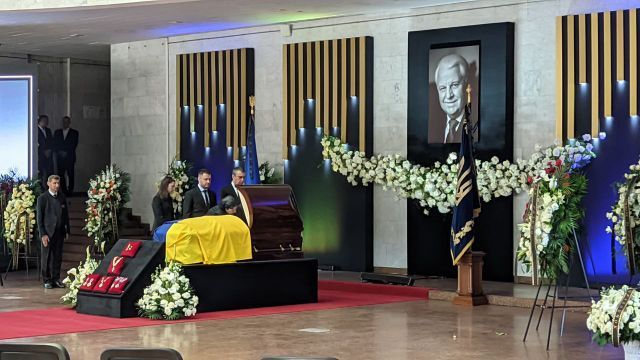 Началась церемония прощания с первым президентом Украины Кравчуком