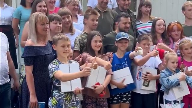 Встретился с детьми: Зеленский неофициально посетил мариупольских переселенцев в Запорожье