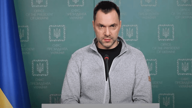 Арестович предположил, когда мужчин начнут выпускать за границу