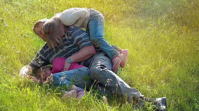 Виїзд за кордон багатодітних батьків – чи дозволяється виїжджати