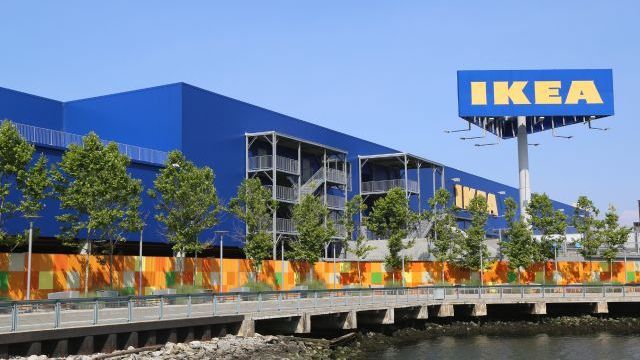 Не видят возможности возобновить продажи: IKEA продает четыре завода в России