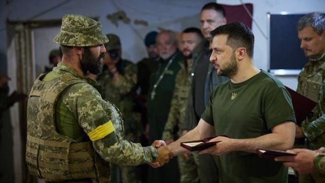 Украина – единственное, что у нас есть: на Николаевщине Зеленский наградил наших защитников