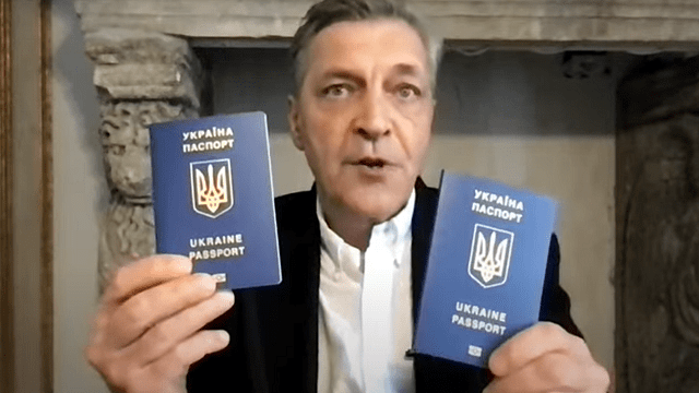 Журналіст Невзоров показав в ефірі два українські паспорти