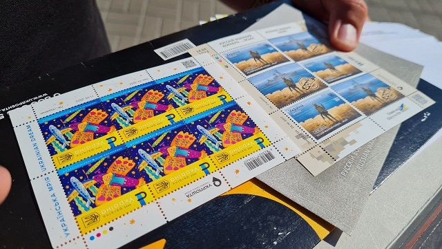 С 5 утра в очереди: киевляне устроили “охоту” на марку Украинская мечта