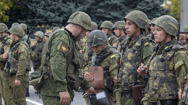 військові
