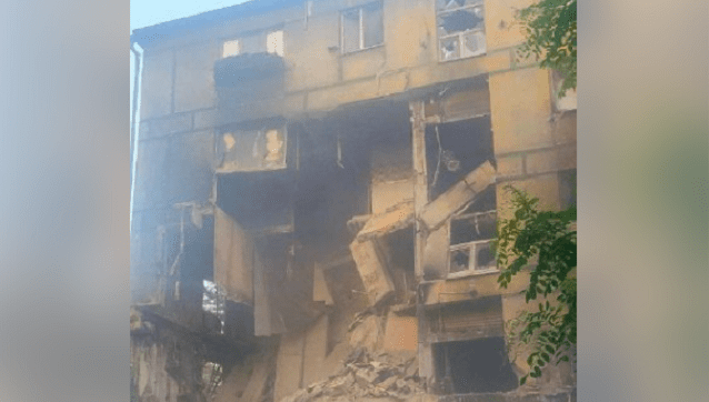 Поврежденные бомбами оккупантов дома начали обрушиваться в Мариуполе