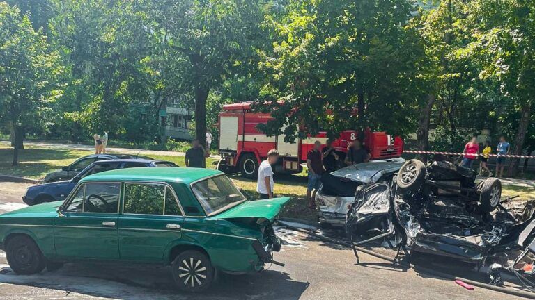 ДТП в Запорожье: водитель BMW на скорости смял автомобили и сбил людей на обочине