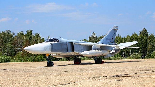 Российские самолеты Су-24 сбросили на остров Змеиный авиабомбы