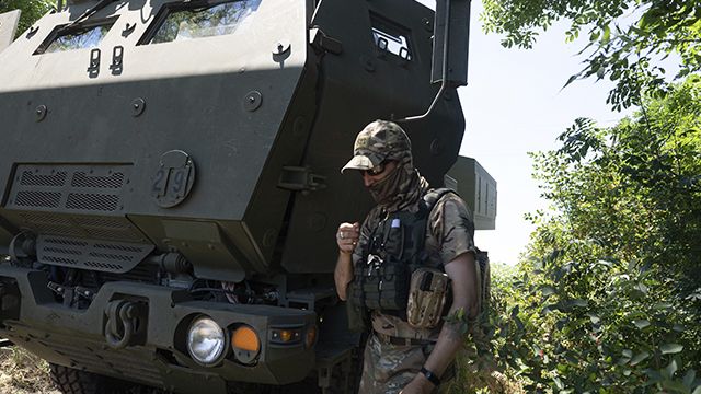 український військовий біля HIMARS