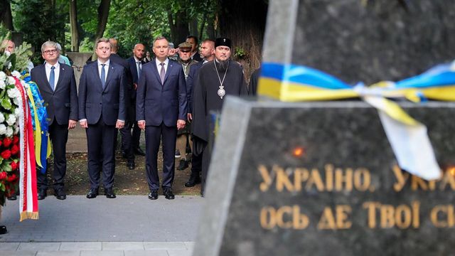 Дуда встал на колено перед могилой солдат УНР в Варшаве