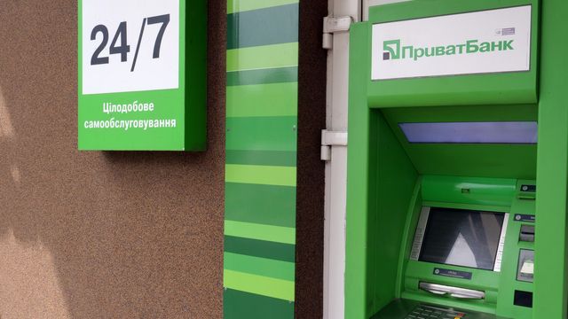 ПриватБанк предупредил клиентов о трудностях работы с картами: названа причина