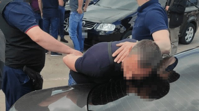 Митниказатримали на хабарі