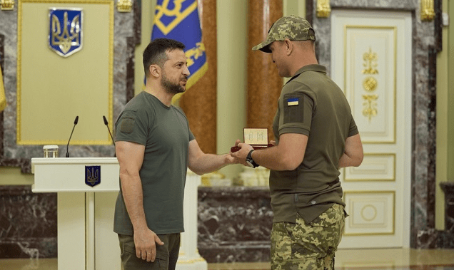 Ніхто не уявляв, що так складно донести правду: Зеленський нагородив журналістів