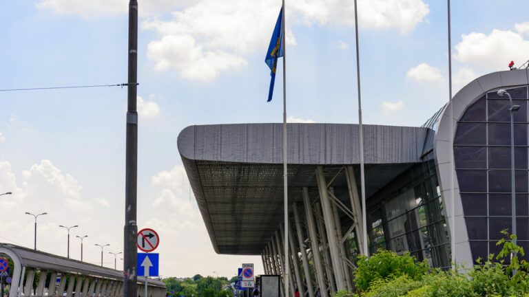 Який аеропорт першим відновить роботу в Україні