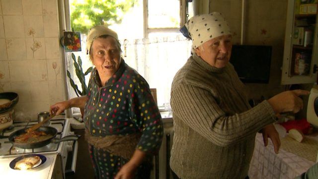 бабулі з Мощуна крутили дулі дронам