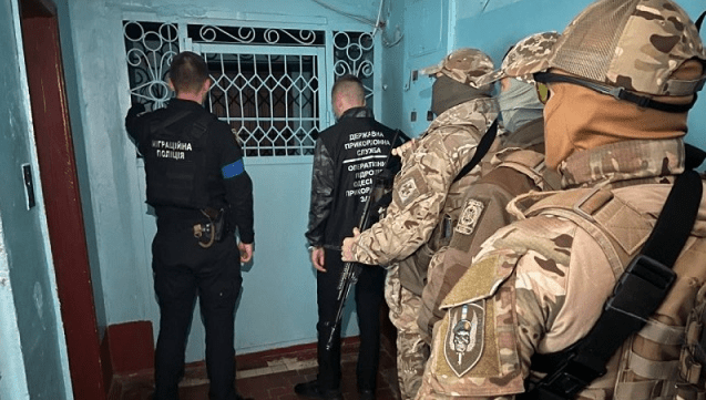 Под предлогом работы в салоне: одесситка вербовала девушек для занятия проституцией за границей