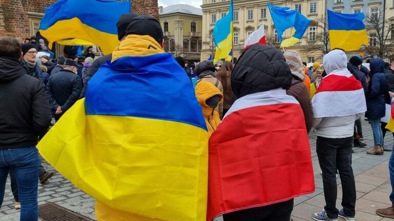 Польща дозволила українцям залишатися до кінця червня зі збереженням виплат