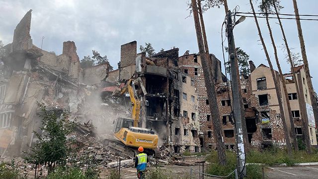 В Ірпені зносять першу багатоповерхівку, зруйновану обстрілами військ РФ