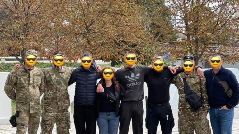 Трое украинских морпехов вернулись домой из оккупированного города