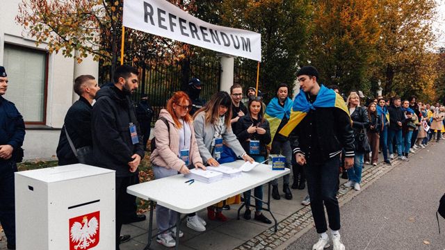 У Польщі влаштували "референдум" з "анексії" Варшавою посольства РФ