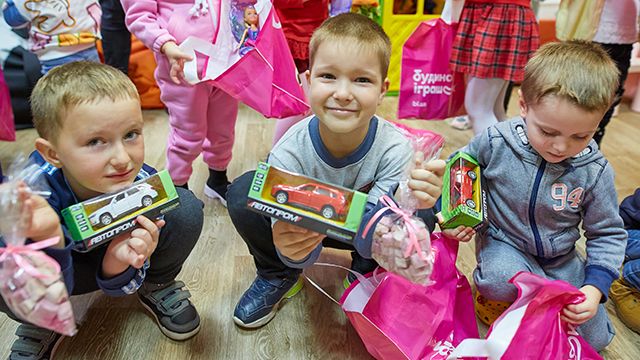 Спасти детство: Klitschko Foundation и Будинок іграшок поддержали переселенцев из Мариуполя