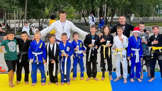 Просто хотіли зробити добру справу: у Києві подружжя безкоштовно навчає дітей ВПО джиу-джитсу