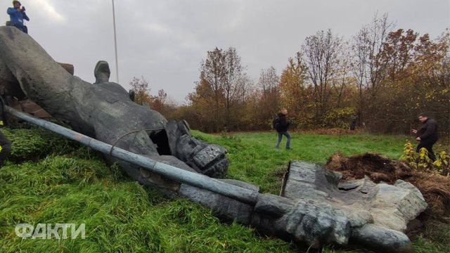 В Ужгороді демонтували радянський пам’ятник Україна – визволителям