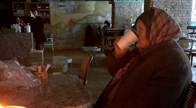 У Києві персонал Хлібного виганяв бабусю, яка попросила гарячої води – розповідь очевидиці