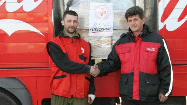 Кока-Кола поможет продуктами питания 70 тысячам семей в Украине в партнерстве с Красным Крестом