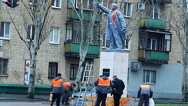 В окупованому Мелітополі  пам’ятник Леніну облили червоною фарбою – Федоров