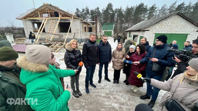 Увидели подвал, где держали все село: на Черниговщину приехала делегация из Латвии